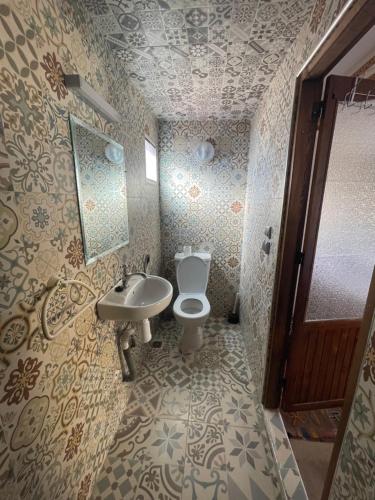 Salle de bains dans l'établissement Dar Ayoub