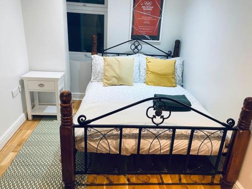 Un pat sau paturi într-o cameră la One bedroom apartment near Dalston Station