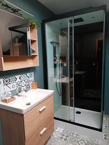 une salle de bain avec une douche en verre et un lavabo dans l'établissement Bienvenue chez Gaëlle, au Crotoy