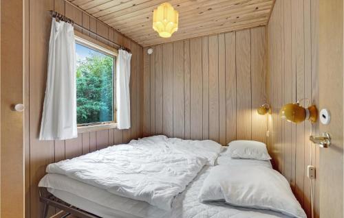 duże łóżko w pokoju z oknem w obiekcie Lovely Home In Slagelse With Kitchen w mieście Slagelse