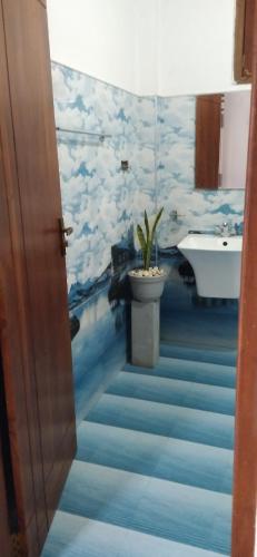 a bathroom with a toilet and a bath tub at Holly House Homestay in Ella