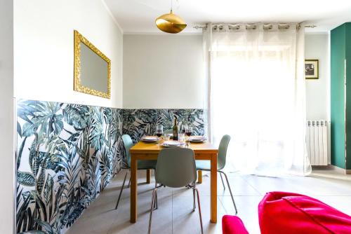 - une salle à manger avec une table et des chaises dans l'établissement Hostly - Cisanello Suite Apartment - Light and Colors, à Pise