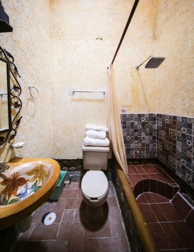 a bathroom with a toilet and a sink at Huayápam Yù'ú Lodge in San Andrés Huayapan