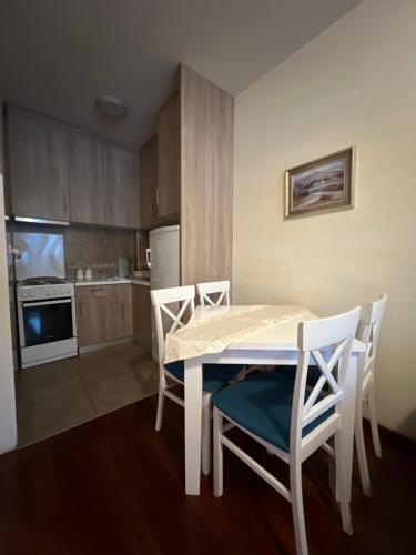 a kitchen with a table and chairs in a room at Sweet Apartments in Žabljak