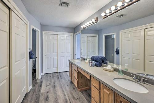 baño con 2 lavabos y espejo grande en Bullhead City Home with Game Room!, en Bullhead City