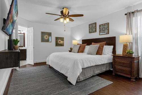 a bedroom with a bed and a ceiling fan at Hidden gem! Gorgeous villa next to Disney in Kissimmee