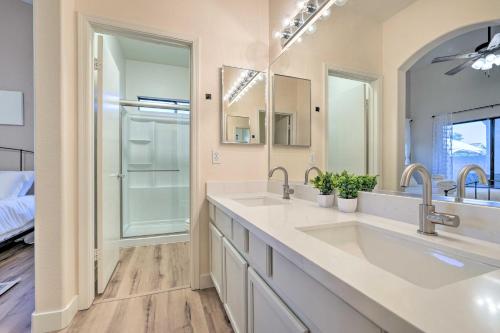 Ένα μπάνιο στο Private Yard Sunlit Peoria Vacation Rental!