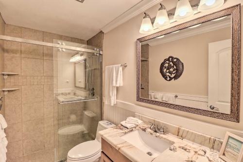 W łazience znajduje się umywalka, toaleta i lustro. w obiekcie Soothing Duck Key Vacation Rental! w mieście Marathon