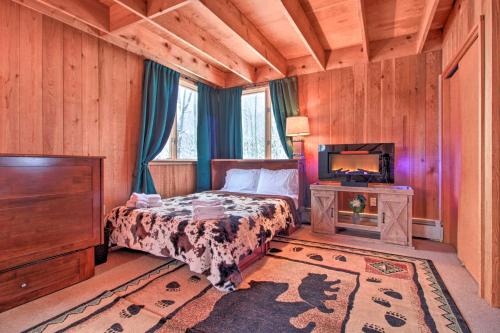1 dormitorio con 1 cama y TV en una habitación en Cozy Ludlow Home 2 Mi to Okemo Mountain Resort!, en Ludlow