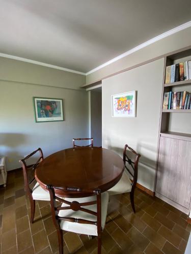 comedor con mesa de madera y sillas en España Libertad en Mar del Plata