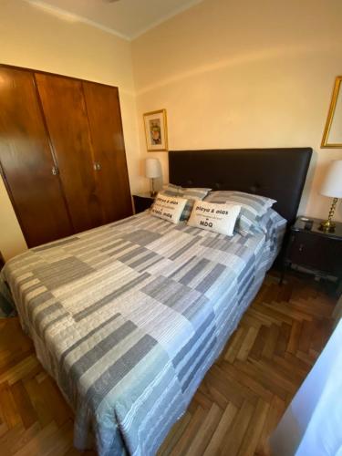 1 dormitorio con 1 cama con 2 almohadas en España Libertad en Mar del Plata