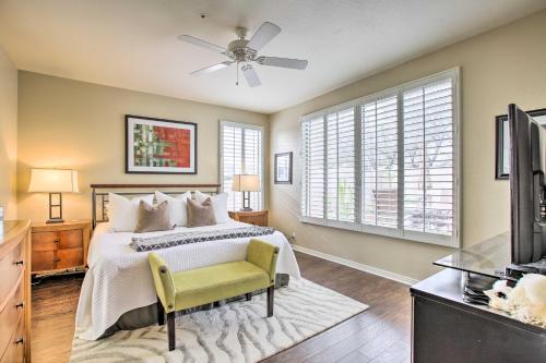 1 dormitorio con 1 cama y ventilador de techo en Pet-Friendly Scottsdale Vacation Home with Patio, en Scottsdale