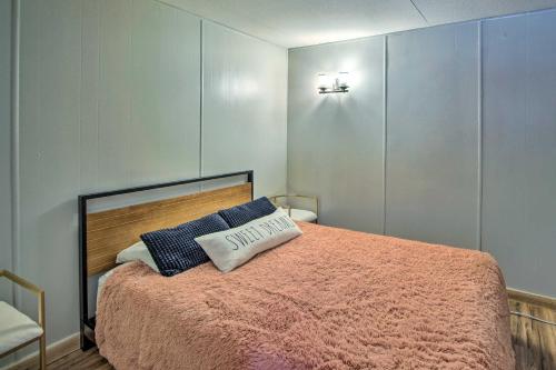 - une chambre avec un lit et un oreiller dans l'établissement Secluded Riverfront Cabin Rental in Easton!, à Pine Glen