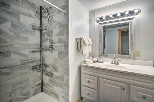 La salle de bains est pourvue d'un lavabo et d'une douche avec un miroir. dans l'établissement Secluded Riverfront Cabin Rental in Easton!, à Pine Glen
