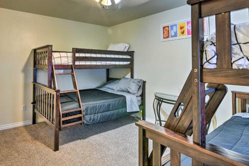 Poschodová posteľ alebo postele v izbe v ubytovaní Anchorage Home 4 Mi to Alaska Zoo!