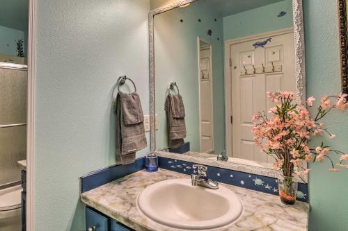 ein Bad mit einem Waschbecken und einem Spiegel in der Unterkunft Anchorage Home 4 Mi to Alaska Zoo! in Anchorage