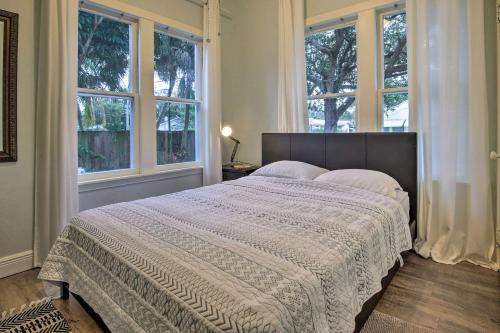 um quarto com uma cama com um cobertor e janelas em Tropical Florida Oasis with Patio, Near Beaches em Fort Lauderdale