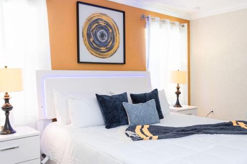 Ліжко або ліжка в номері Gorgeous 4 Bd w/ Pool at Champions Gate Resort 1020