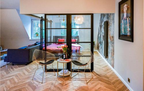 a living room with a table and chairs at 2 Bedroom Cozy Apartment In Stezyca in Stężyca