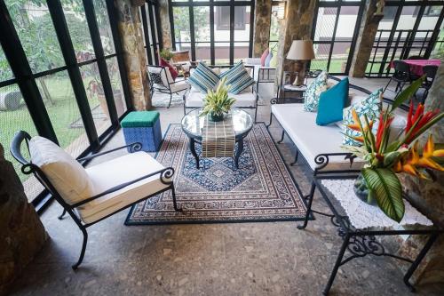 Posezení v ubytování Tagaytay Foothills Cherimoya Farm Staycation