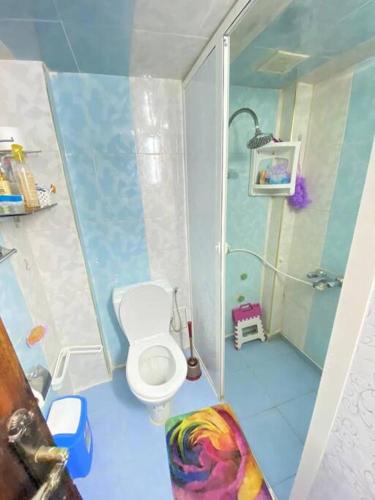 y baño de juguete con aseo y ducha. en Grande maison Calme, en Meknès