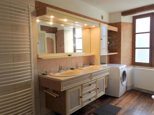 a bathroom with two sinks and a washing machine at Gîte Lafauche, 4 pièces, 6 personnes - FR-1-611-57 in Lafauche