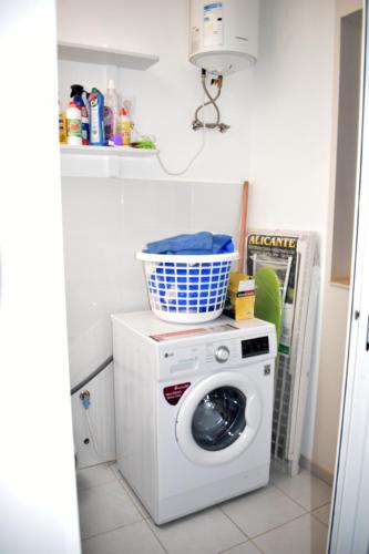 a washing machine with a basket on top of it at Taninho in Santa Maria