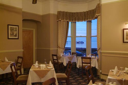 A restaurant or other place to eat at Kensington Hotel 