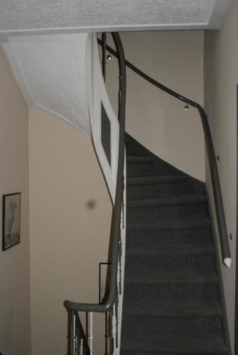 un escalier dans une maison avec une rampe d'escalier dans l'établissement Hotel Domstad, à Utrecht