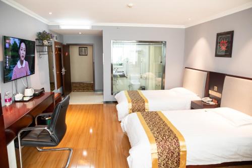 Habitación de hotel con 2 camas y escritorio en Meiyuan Hotel, en Beijing