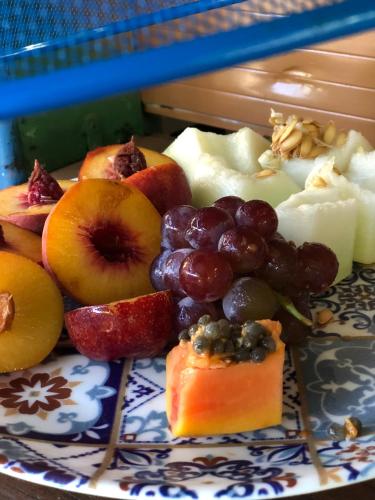 einen Teller mit Obst und Käse auf dem Tisch in der Unterkunft Mandala Camping Pousada in Florianópolis