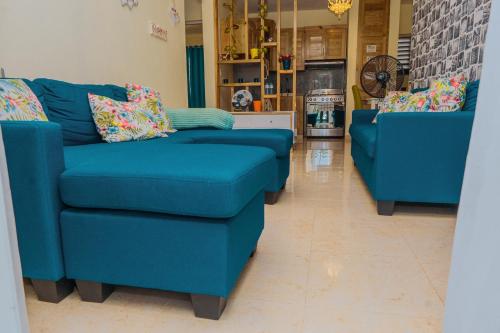 two blue couches sitting in a living room at A-1 Hermoso Apartamento tipo villa al pie de la montaña elitevillasjarabacoa in Jarabacoa