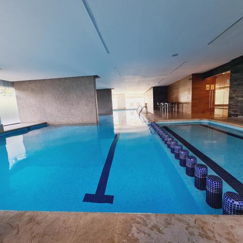 una gran piscina en un edificio en Hermoso departamento con alberca y gimnasio, en Ciudad de México