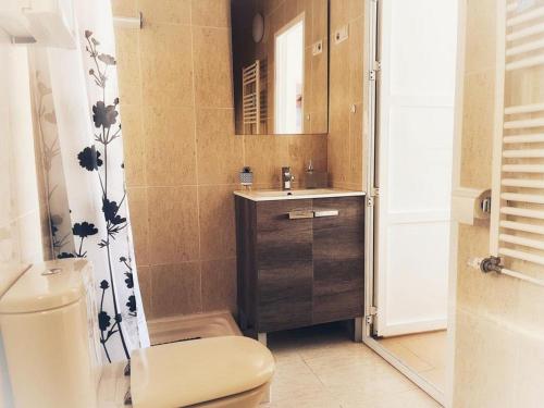 La salle de bains est pourvue de toilettes, d'un lavabo et d'un miroir. dans l'établissement Beautiful holiday home in Ciudad Quesada with private pool, à Ciudad Quesada