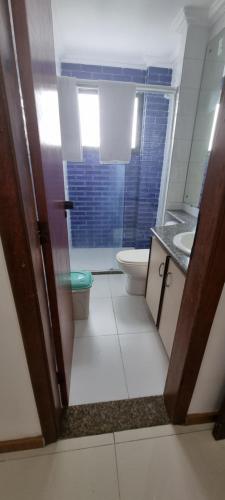 y baño con aseo y lavamanos. en Apartamento Centro Manaus Hotel Saint Paul - 5º Andar - Apto 1055, en Manaus