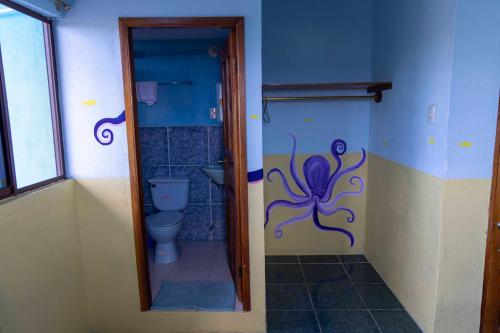 łazienka z ośmiornicą pomalowaną na ścianie w obiekcie Mango Tree w mieście San Cristóbal