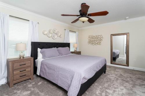 1 dormitorio con 1 cama y ventilador de techo en Gorgeous 4Bd Close to Disney w/ Pool @ Champions Gate Resort 1196, en Davenport