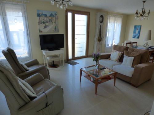 Photo de la galerie de l'établissement Maison de plain-pied à 300m de la plage, jardin clos et confort moderne, calme assuré - FR-1-361-149, à Jullouville