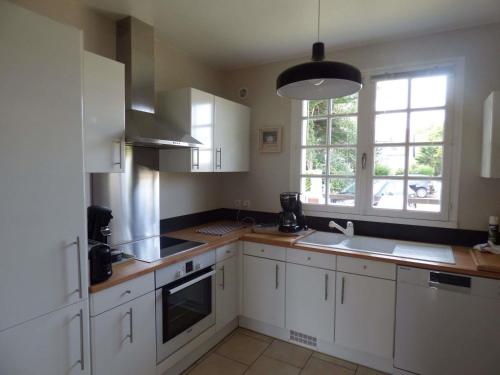 Photo de la galerie de l'établissement Maison de charme à 150m de la plage avec jardin, 6-8 pers, Kairon Plage - FR-1-361-56, à Saint-Pair-sur-Mer