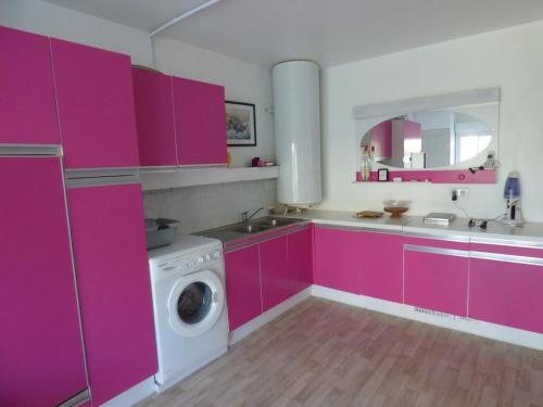 cocina con armarios rosados y lavadora en Maison Jullouville, 4 pièces, 6 personnes - FR-1-361-149, en Jullouville-les-Pins