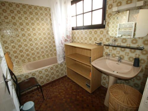 une salle de bain avec un lavabo et une baignoire et un lavabo dans l'établissement Maison familiale près de la plage, commerces et centre-ville - FR-1-22-202, à La Tranche-sur-Mer