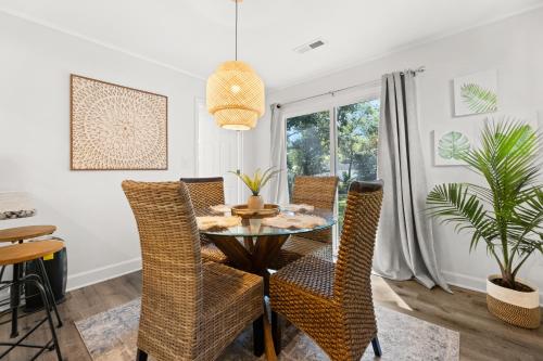 a dining room with a table and chairs at Palmetto House of Charleston in Charleston