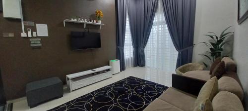 sala de estar con sofá y TV en una habitación en Sarrah Homestay At Kasa Height Residence en Kampong Alor Gajah