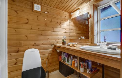 Koupelna v ubytování Cozy Home In Knebel With Kitchen