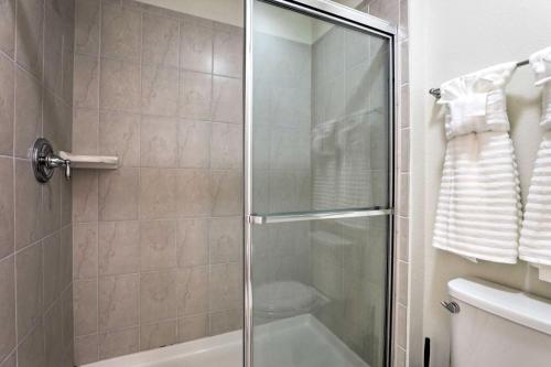 New Upscale 8BR Kissimmee Retreat with Private Pool, Spa & Resort Amenities - 7 Mi to Disney! photo 38