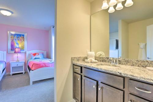 New Upscale 8BR Kissimmee Retreat with Private Pool, Spa & Resort Amenities - 7 Mi to Disney! photo 33
