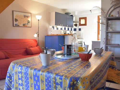 une table avec un chiffon de table dans une cuisine dans l'établissement Maison 3 pièces, piscine, parking, 6 pers - Gruissan - FR-1-229-833, à Gruissan