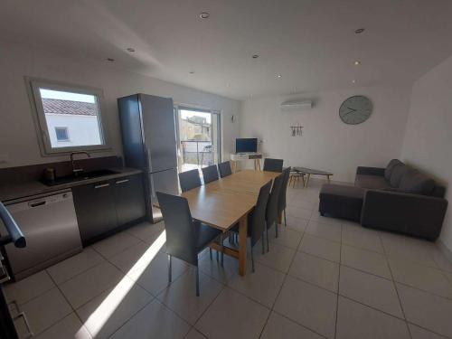 Zdjęcie z galerii obiektu Appartement climatisé 4 pièces avec wifi, terrasse et parking à 150m de la plage - FR-1-326-780 w mieście Marseillan