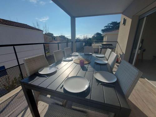 Zdjęcie z galerii obiektu Appartement climatisé 4 pièces avec wifi, terrasse et parking à 150m de la plage - FR-1-326-780 w mieście Marseillan