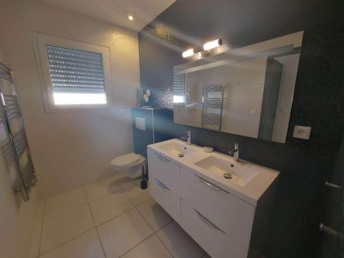 Kúpeľňa v ubytovaní Appartement Marseillan-Plage, 4 pièces, 9 personnes - FR-1-326-780